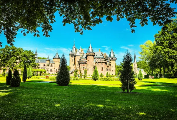 Общий вид замка де Хаар - самым большим замком в Нидерландах. Он был построен мастером голландской Neo-готский, Кейперс для членов семьи Ротшильд — стоковое фото