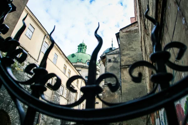 Крупным Планом Вековой Металлические Кружева Ворота Против Старых Домов Европейский — стоковое фото