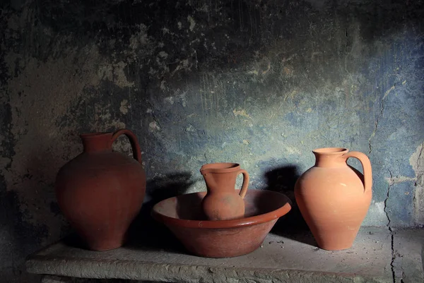 Still life with old pottery Лицензионные Стоковые Изображения