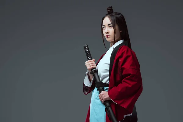 Молодые Азиатские Женщины Кимоно Держащими Катана Смотрит Прочь Изолированные Серый Стоковая Картинка
