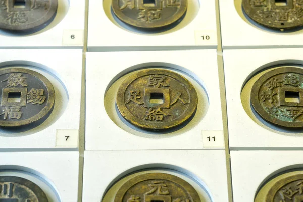 Древние китайские монеты различных династий в музее сохранились сегодня Стоковая Картинка