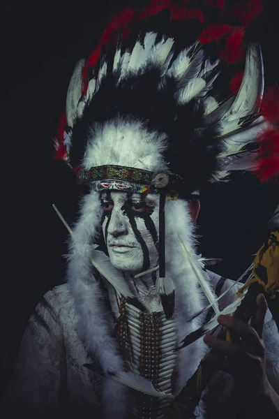 Американских индейцев главный Холдинг топор Стоковое Изображение