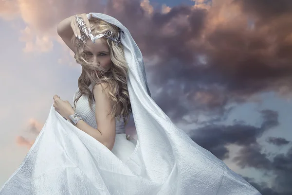 Мифология Греческая Богиня Блондинка Женщина Серебряной Лавровый Венок Одетый Белый Стоковое Изображение