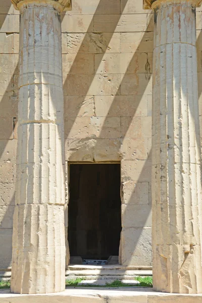 Дверь в древний греческий храм — стоковое фото