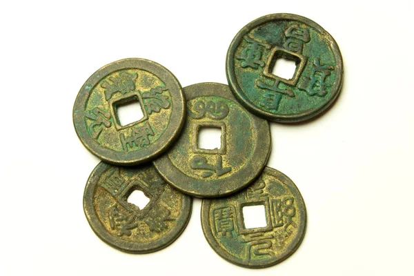 Древние китайские бронзовые монеты на белом фоне Лицензионные Стоковые Фото