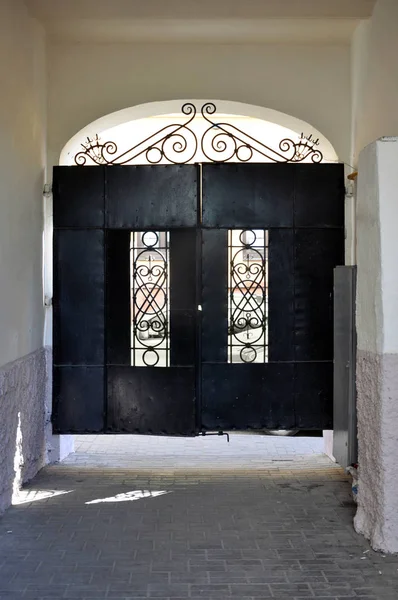 Дуга с черным старинные ворота — стоковое фото