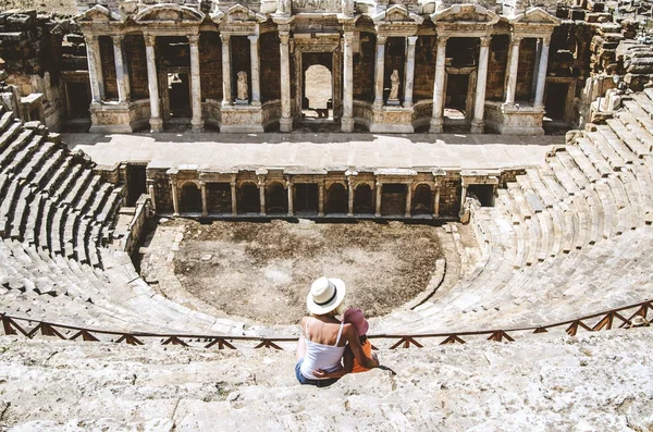 Мама и дочь сидит на шагах античный амфитеатр, расположенный в Иераполис, Памуккале, провинция Денизли, Турция Лицензионные Стоковые Фото