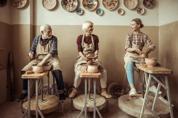 Бабушка и дедушка с внучкой, производящей керамику на мастерской Стоковое Изображение