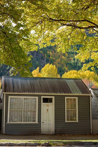 Historical Cottage Golden Autumn Foliage Arrowtown New Zealand — стоковое фото