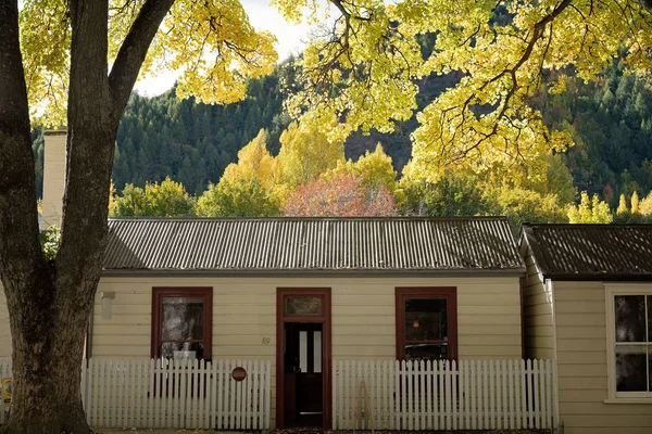 Historical Cottage Golden Autumn Foliage Arrowtown New Zealand — стоковое фото