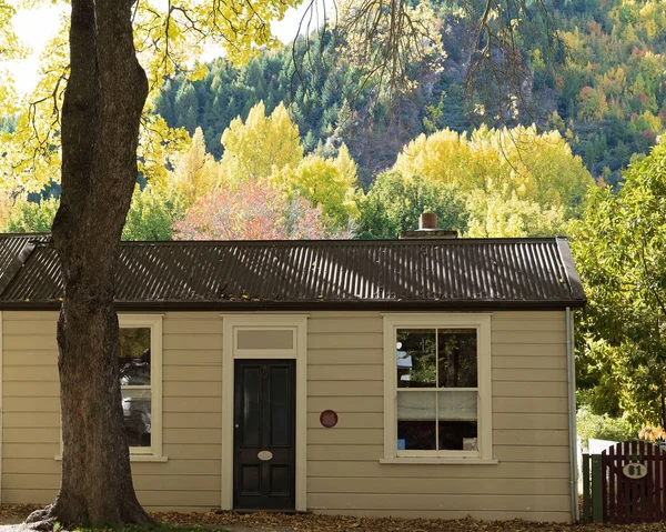 Historical Cottage Golden Autumn Foliage Arrowtown New Zealand — стоковое фото