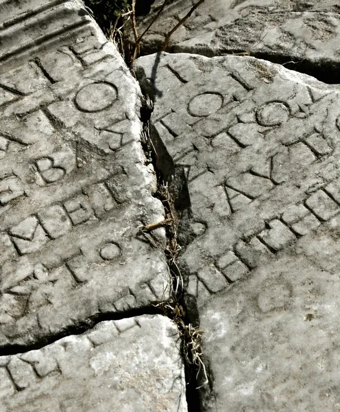 Древний камень с Латинской надписью — стоковое фото