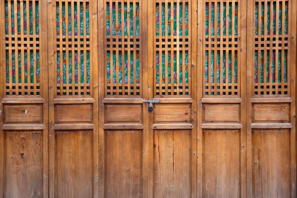 Закрытые деревянные двери — стоковое фото