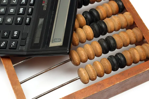 Старые деревянные счеты и электронных расчетов — стоковое фото