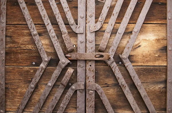 Металлический замок и подкрепление древесины ворота — стоковое фото