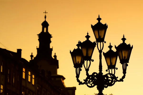 Силуэты города фонарь на закате Лицензионные Стоковые Фото