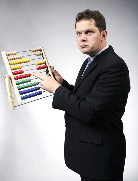 Бизнесмен, используя многоцветные Абакус — стоковое фото