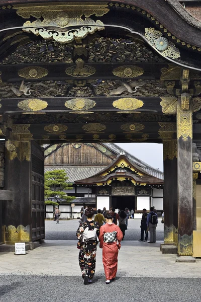 Женщины в кимоно входит Нидзё — стоковое фото