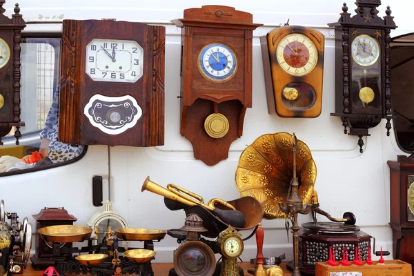 Ярмарка антиквариата рынка старые часы стены — стоковое фото
