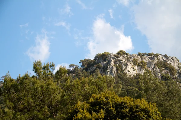 Высокие горы и скалы в Родос Греция — стоковое фото