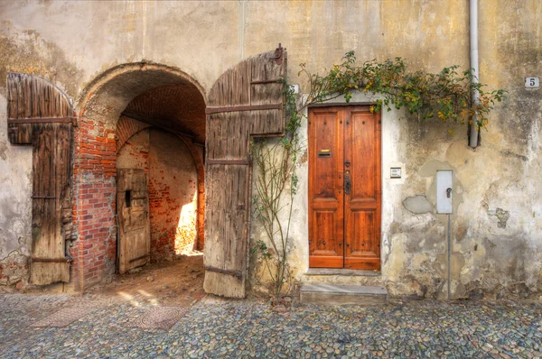 Деревянные двери и ворота в кирпичном доме Стоковое Фото