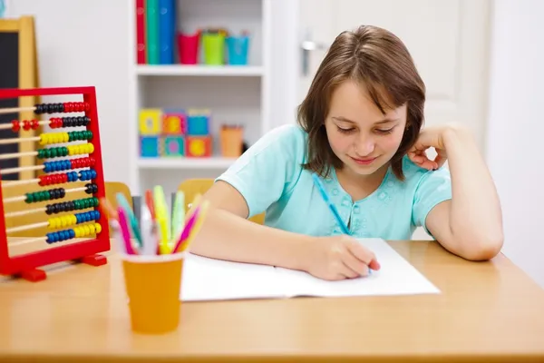 Подросток девушка практикует и делать домашнее задание — стоковое фото