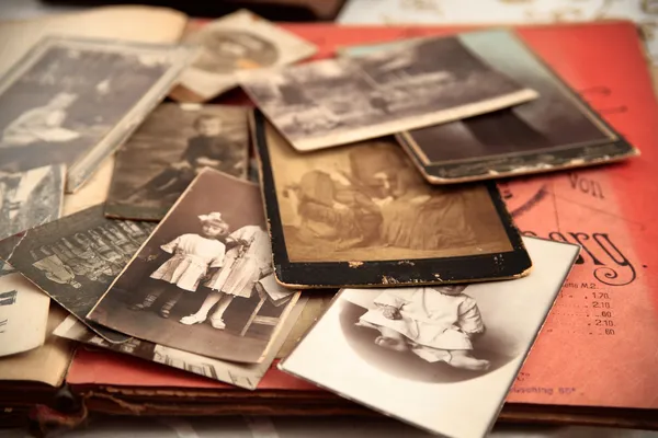 Старые фотографии и старая книга — стоковое фото