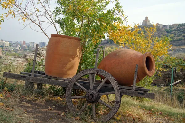 Традиционные грузинские кувшины для вина в Тбилиси стена замка — стоковое фото