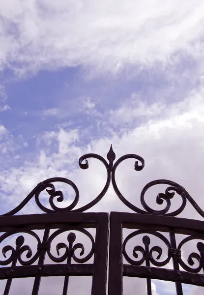 Вид неба через ворота — стоковое фото