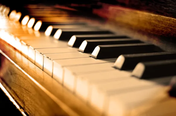 Антикварные фортепиано ключей — стоковое фото