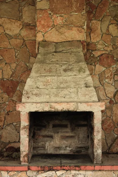 Старая кирпичная печь — стоковое фото