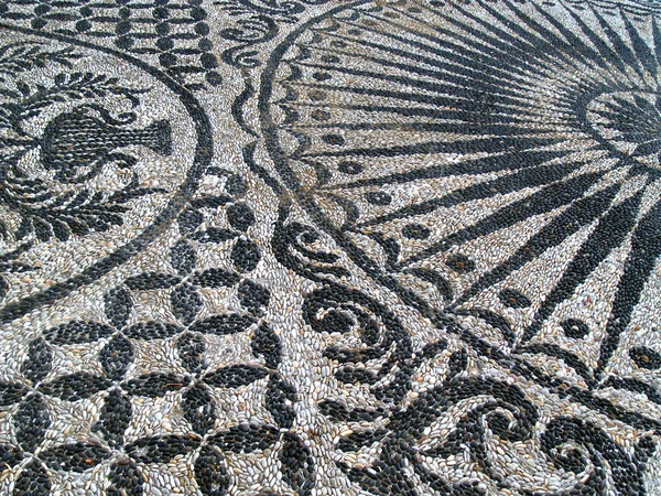 Мозаика с черно-белой галькой — стоковое фото