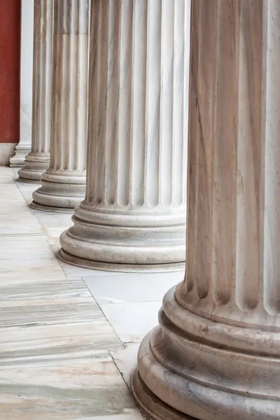 Классические греческие колонны в ряд — стоковое фото
