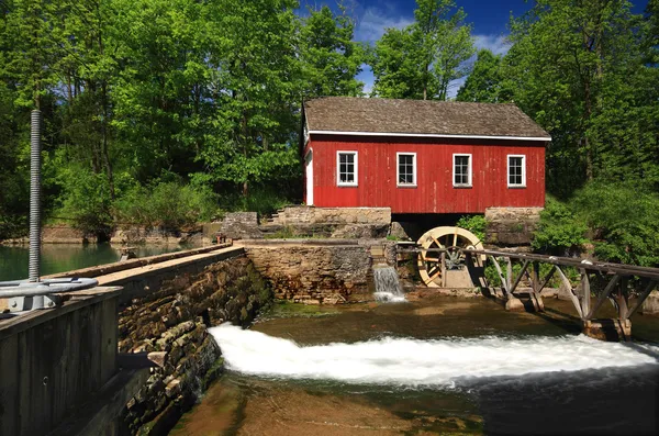 Историческое здание старого лесопилки и малые плотины воды — стоковое фото