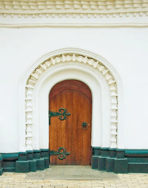 Древние двери в белой стене монастыря Лицензионные Стоковые Фото