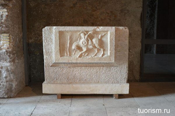 Марк Курций, памятник, Marcus Curtius, Рим, Табуларий