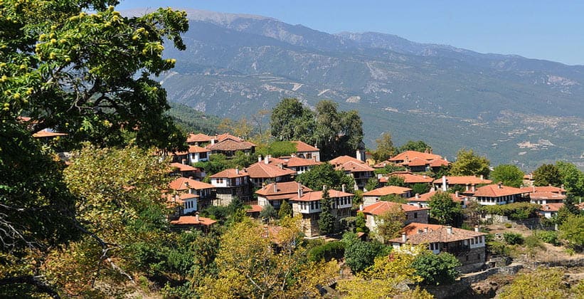 Деревня на фоне горы Олимп (Греция)